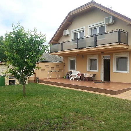 Marinica Apartman Hajdúszoboszló Buitenkant foto