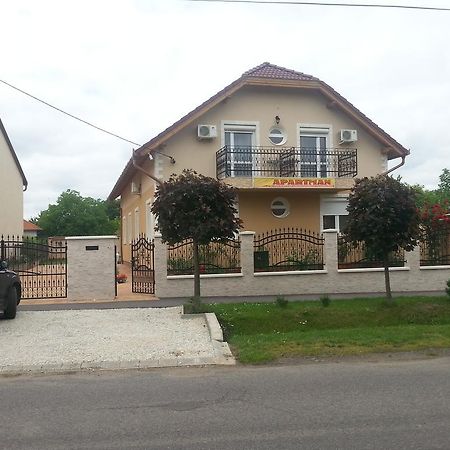 Marinica Apartman Hajdúszoboszló Buitenkant foto