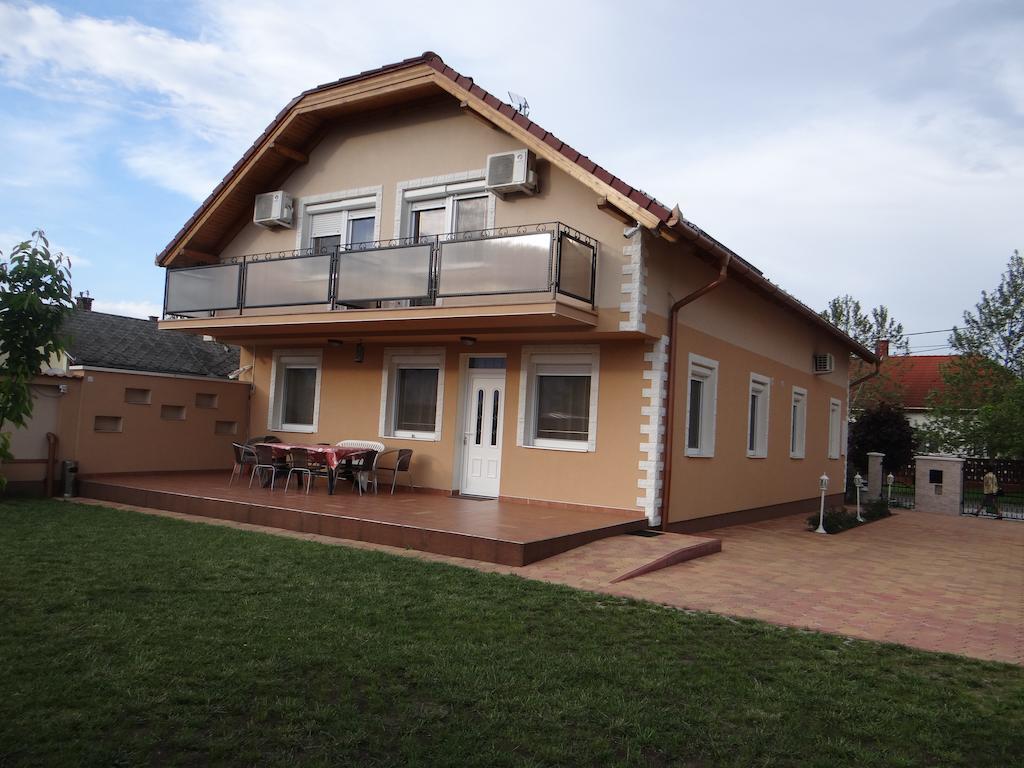 Marinica Apartman Hajdúszoboszló Buitenkant foto
