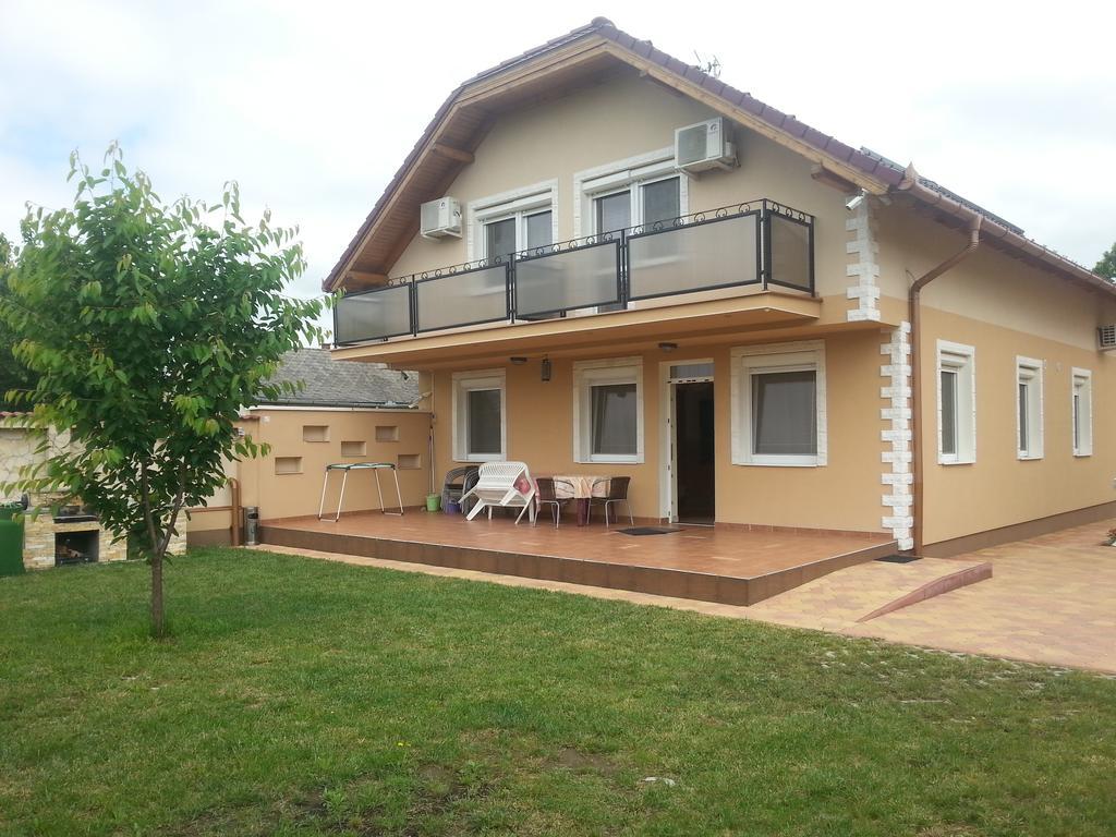 Marinica Apartman Hajdúszoboszló Buitenkant foto