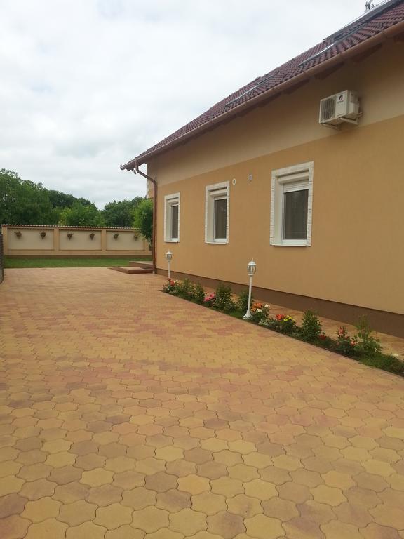 Marinica Apartman Hajdúszoboszló Buitenkant foto
