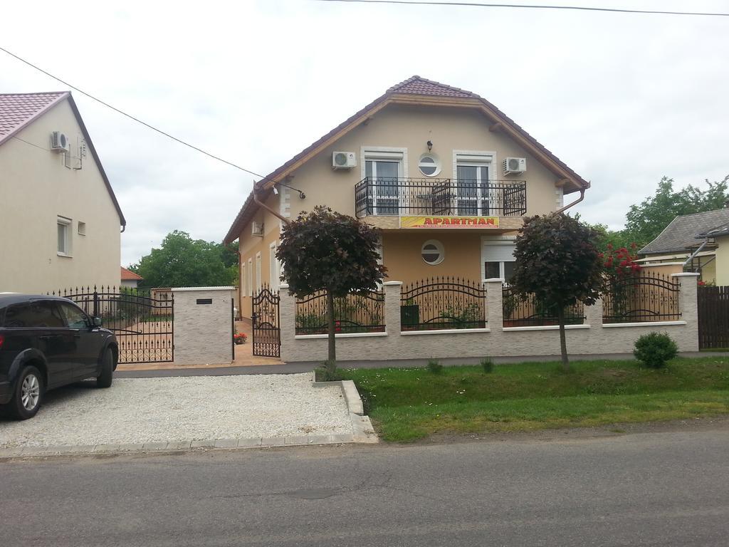 Marinica Apartman Hajdúszoboszló Buitenkant foto